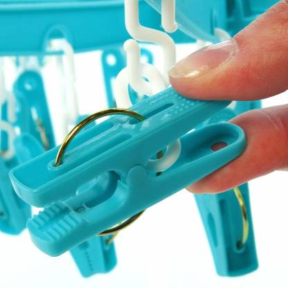 360-degree rotatable round hanger with 18 plastic clips. 360-degree rotatable round hanger with 18 plastic clips.